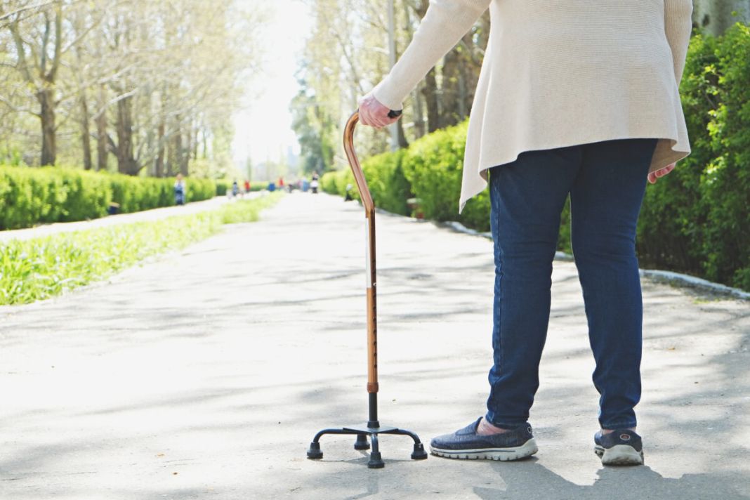 Utilizar un bastón para mejorar la movilidad en la tercera edad