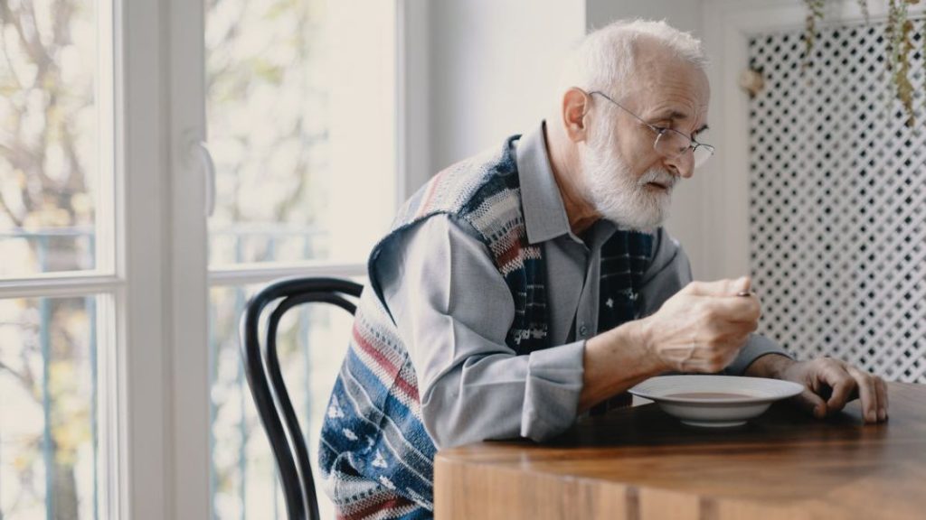 Adultos mayores deben mantener una ingesta adecuada de líquidos para prevenir la desnutrición