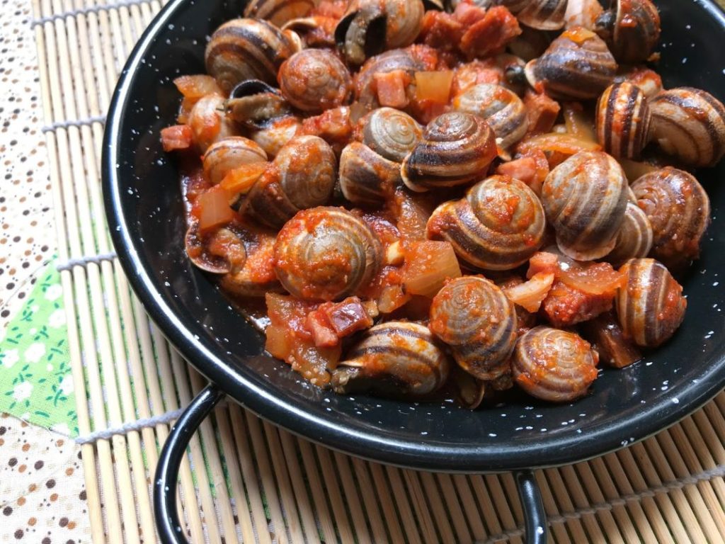 Receta de caracoles en salsa (picante o no) con jamón y chorizo