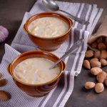 Paco Roncero y su gazpacho de almendras con langostinos, ideal para preparar en casa