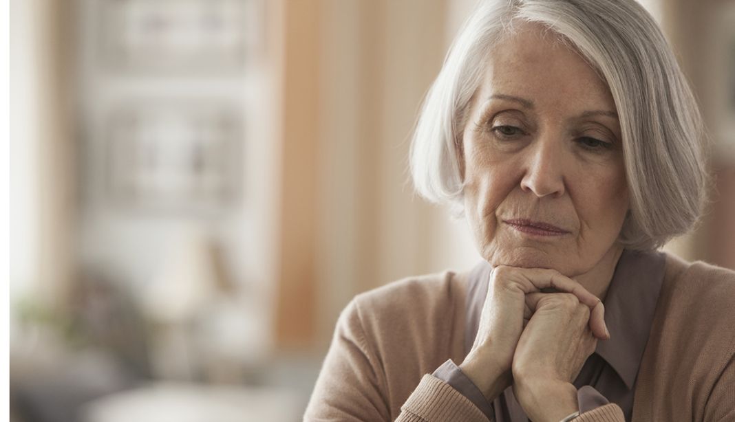 es importante tomar medidas para prevenir las caídas en adultos mayores