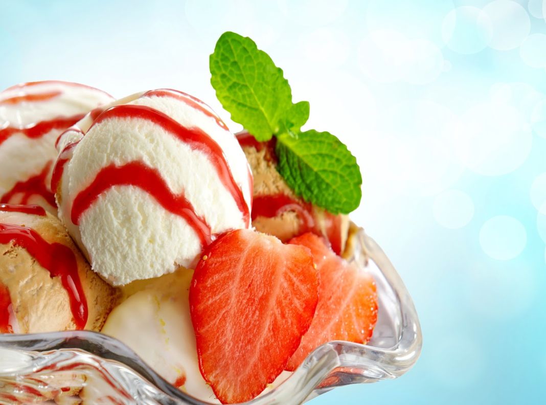 El postre en freidora de aire de Joan Roca se prepara con una mezcla de frutas, helado, crema y una cobertura crujiente.