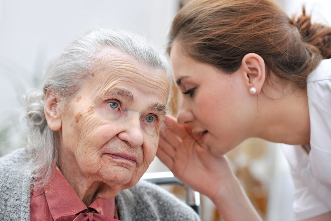 ¿Cómo se tratan los cambios en la piel en adultos mayores?