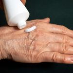 Los cambios en la piel en adultos mayores: cómo prevenirlos y tratarlos