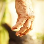 Temblores en ancianos: ¿cuándo hay que preocuparse? 