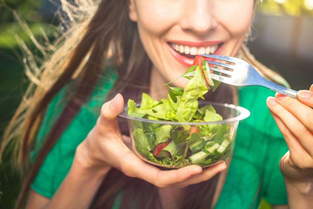 Verduras de hoja verde y frutas
