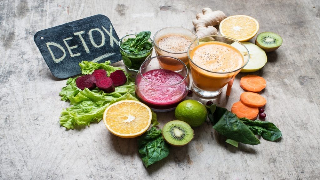 Aunque la dieta de desintoxicación puede tener algunos beneficios para la salud y la pérdida de peso, hay que tener en cuenta los riesgos que esta puede conllevar. 