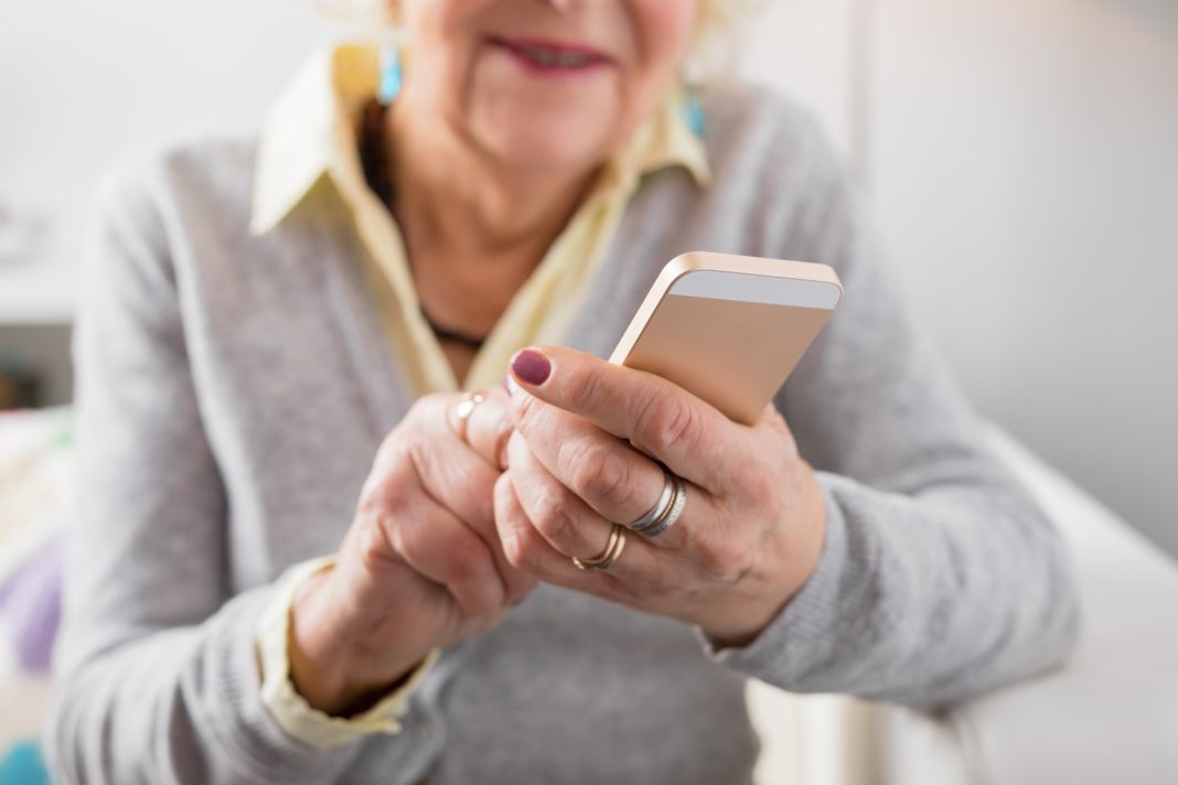 Los adultos mayores deben monitorear su presión arterial y los niveles de colesterol