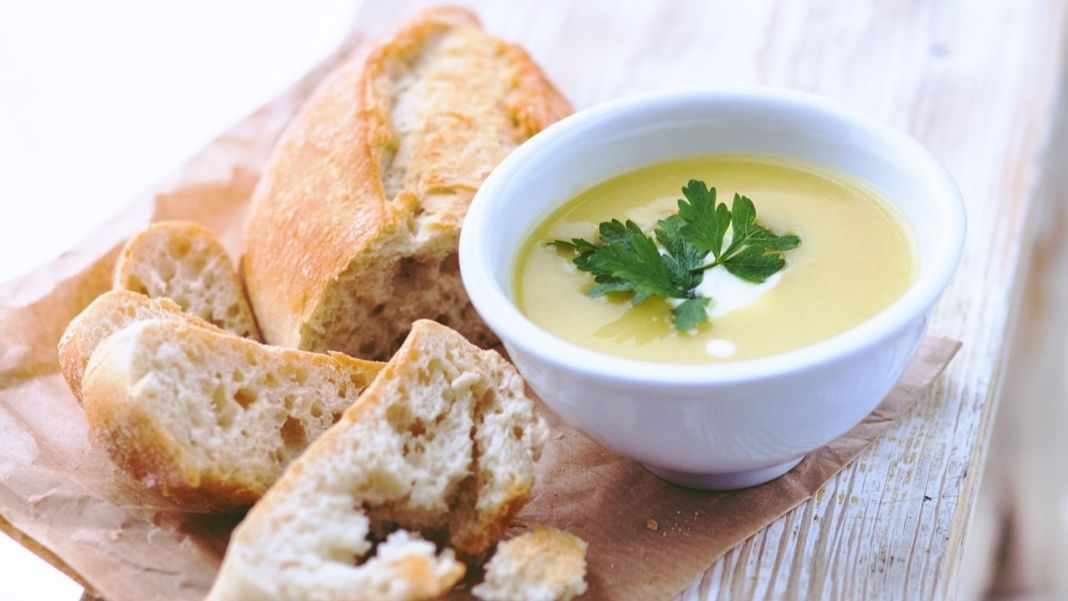 La receta de Martín Berasategui de vichyssoise con láminas de patata trufada