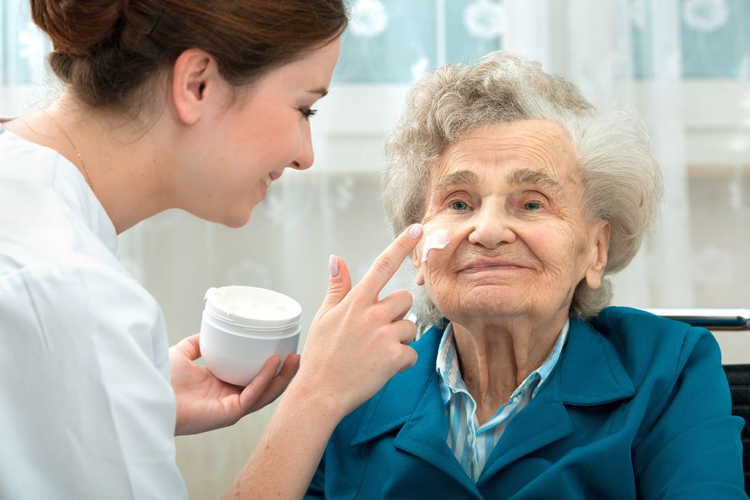 Cómo alimentar adecuadamente a un anciano