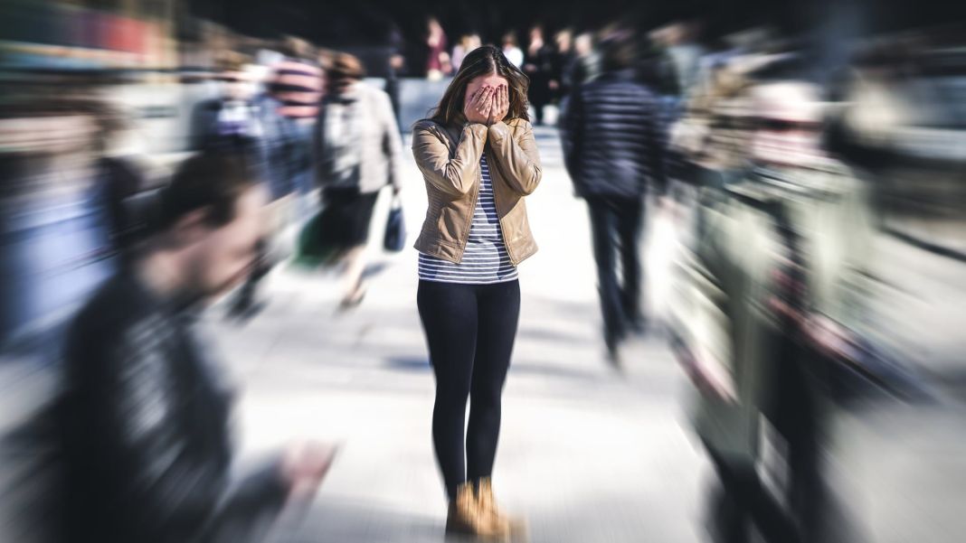 ¿Qué causa la ansiedad social?