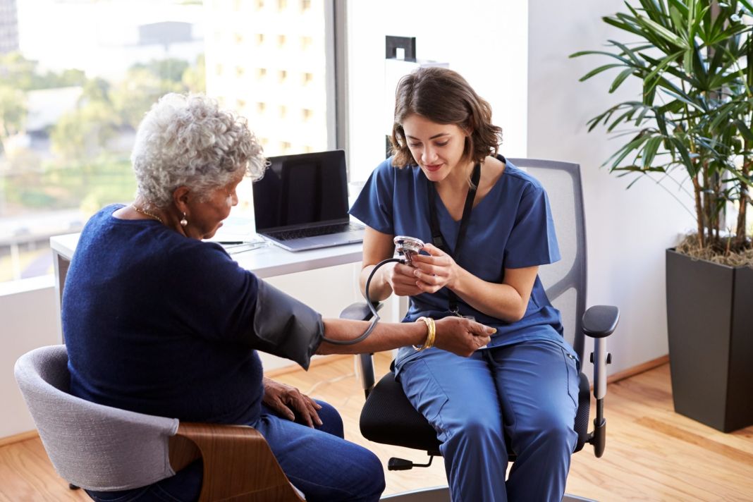 Obtener asistencia médica domiciliaria y mejora la accesibilidad