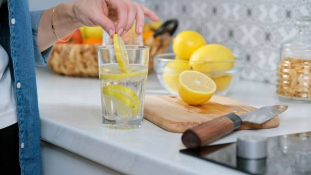 Beber agua caliente con limón