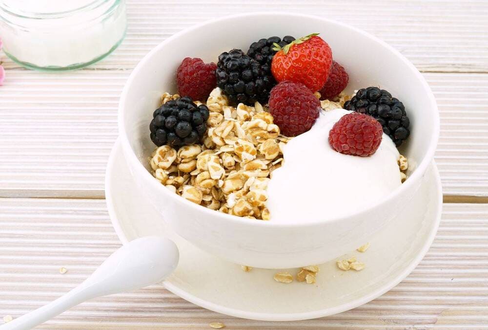 Yogur griego con frutas y nueces