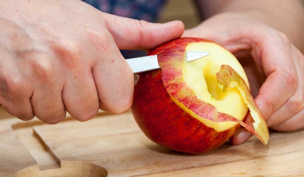 Pelar la manzana para reducir la exposición a pesticidas