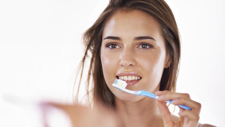 Por qué es importante lavarse los dientes después de comer