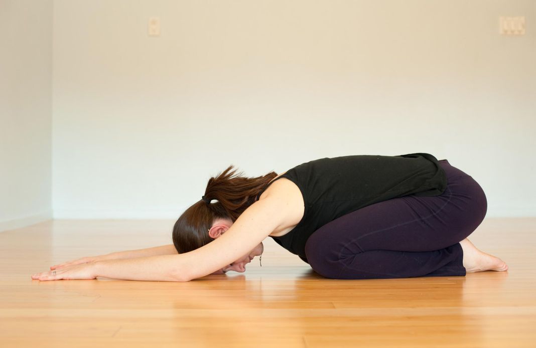 YOGA: POSTURA DEL NIÑO (BALASANA)