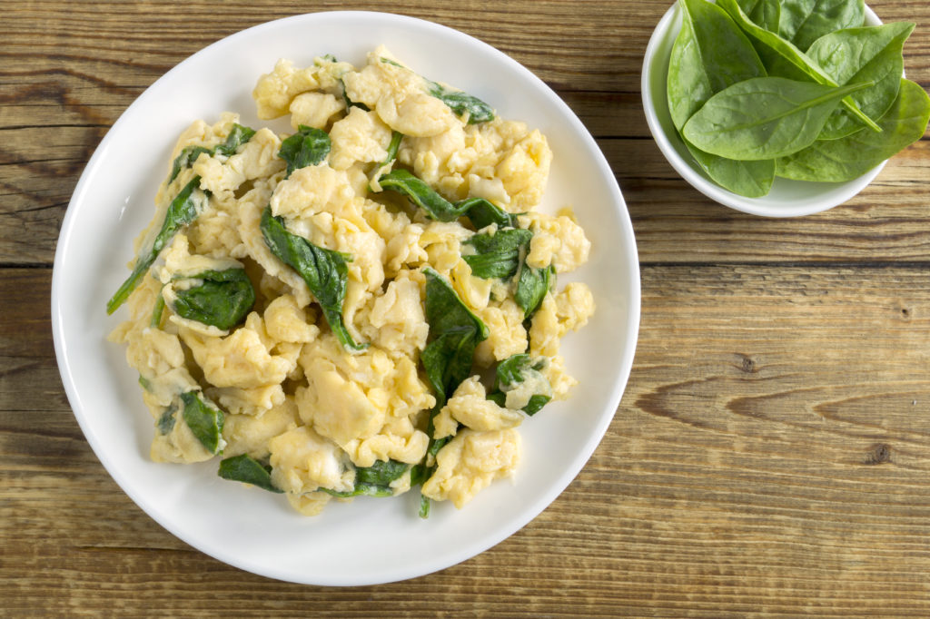 DESAYUNO: HUEVOS REVUELTOS CON ESPINACAS Y QUESO FETA