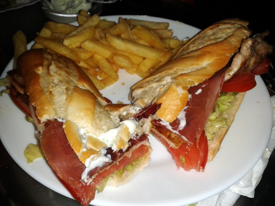 LOS EFECTOS DEL SNACKING CONSTANTE EN LA OBESIDAD Y ENFERMEDADES CRÓNICAS
