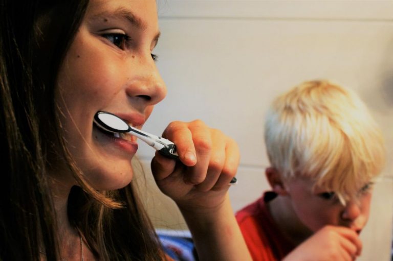 Cepillado adecuado de los dientes de los niños