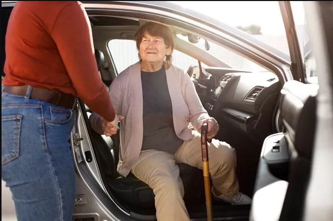 Estas son las ayudas por tener una persona mayor a cargo 1 Vida.es ¿Qué son las ayudas?