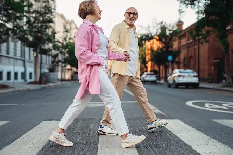 Estos son los pasos que debe caminar una persona de 80 años 1 Vida.es ¿Qué es caminar?