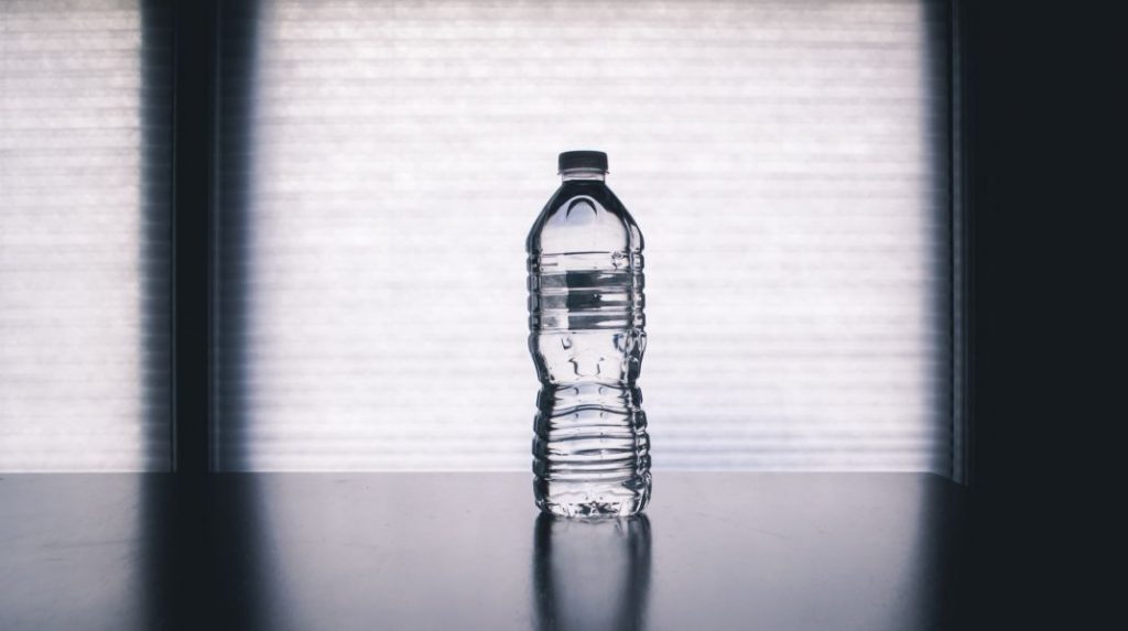 Los motivos por los que no debes llevar una botella de agua en el coche