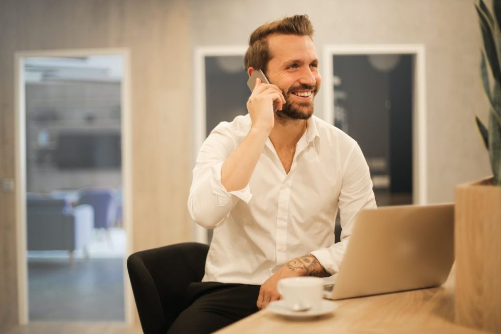 Gestionar el tiempo laboral es una de las tareas más difíciles de llevar a cabo, y es por eso que, aunque comiences la semana con la mejor actitud y ganas de sacar adelante el trabajo, termines cada viernes con trabajo acumulado y el tiempo jugando en tu contra para terminar con todos los asuntos de trabajo pendientes. Bien sea que se trate de un trabajo de tipo presencial o de un teletrabajo, gestionar tu tiempo es indispensable si deseas incrementar la productividad de manera eficiente y terminar la semana tranquilo, relajado y con tiempo disponible de sobra. Si quieres saber cómo aprender a gestionar y cumplir tus metas laborales, quédate a conocer estos trucos. Gestión del tiempo laboral Las empresas buscan generar procesos organizativos que faciliten a los empleados aumentar su eficiencia y productividad, ya que esto trae como consecuencia a la empresa reducción de costes y mayor rentabilidad. Sin embargo, organizar procesos, no solo trae beneficios a la empresa en sí, sino también a los trabajadores. Cuando te organizas, terminas tus asignaciones en los lapsos de tiempo previsto, y esto trae beneficios con respecto a salud física y mental, disminuyendo de hecho los niveles de estrés. Si eres desorganizado, identifica algunas de las consecuencias de ello y descubre los trucos que te harán ser más óptimo a nivel laboral. Consecuencias de gestionar mal el tiempo laboral Así como realizar los procesos en los tiempos indicados puede representar ganancias importantes para la empresa y el trabajador, el no hacerlo, también trae sus consecuencias. Por esta razón, conoce esas señales que indican que no estás optimizando tu tiempo laboral y descubre los trucos que te permitirán hacerlo. Proyectos inacabados. Sientes deteriorada la productividad y las cosas te llevan cada vez mayor tiempo. Eres incapaz de cumplir con lapsos de entregas de tareas. Te sientes insatisfecho la mayor parte del tiempo. Tienes conflictos con compañeros de trabajo El número de horas extras que dedicas a cumplir los trabajos pendientes es cada vez mayor. Si te sentiste identificado con las señales que se han mencionado, quédate a descubrir entonces lo que debes hacer para remediarlo. Recurre a una agenda, una de las claves para rendir más y aprender a gestionar Agendar las tareas es sumamente sencillo en los tiempos modernos y esta es una clave importante cuando buscas gestionar el tiempo laboral. Puedes hacerlo como gustes, en una agenda física o en una digital, pero lo importante es que reflejes las tareas pendientes y planifiques los plazos para su ejecución. Es posible que te parezca innecesario agendarlo de manera escrita, ya que para algo te acuerdas de lo que debes hacer ¿Cierto? Sin embargo, se ha demostrado que plasmar en físico o digital las tareas y plazos, te ayuda a comprometerte mejor con su cumplimiento. Organiza tu tiempo en bloques Conocer cada una de tus responsabilidades, te permitirá dilucidar cuál de ellas es más compleja, en cuál de ellas se te va más tiempo, etc. Entonces, conociendo esto, divide el tiempo en bloques y por ejemplo, organiza las primeras horas de la mañana para aquellas tareas revestidas de dificultad o prioridad. Luego de salir de lo que se te hace más complicado, ir por lo más sencillo, será lo que menor cantidad de tiempo te reste, por lo que para ti será fácil llevarlo a cabo. Si comienzas por lo fácil y terminas con lo más complejo, terminarás agotado y será posible que termines con trabajo acumulado para el día siguiente. Fijarse metas diarias para gestionar el tiempo laboral Trazar metas diarias es de gran importancia, especialmente si ya vas formando tu agenda y dividiendo tu tiempo por bloques. Con metas claras y realistas, verás como vas logrando día tras día lo que te has propuesto. Si bien, las metas ambiciosas son importantes, no olvides ser también realista, así evitarás decepcionarte al final del día si alguna pequeña responsabilidad quedó pospuesta. Con metas alcanzables, te mantendrás estimulado y motivado, así que trázalas de manera objetiva. Sé realista y ten en cuenta los imprevistos Trazarse metas es importante, pero tener en estas un espacio para los imprevistos también lo es. Puedes haber organizado tu tiempo, pero si en medio de la jornada laboral, debes ir a una reunión de último minuto, debes saber cómo reorganizar todo. Es necesario dejar márgenes abiertos para resolver cualquier eventualidad sin que esto represente para ti algo estresante. Esto aplica tanto en trabajos presenciales como en el teletrabajo, en el cual también pueden surgir imprevistos. Un buen espacio de trabajo para organizar el tiempo laboral Bien sea que trabajes en casa o en una oficina, tener un espacio cómodo, bien iluminado, con correcta ventilación y libre de agentes distractores, te permitirá optimizar el tiempo laboral en gran medida. Quizás el ambiente de trabajo no siempre te permite estar rodeado de las más óptimas condiciones, pero mantener todo en orden, ayudará a mantener tu concentración al máximo. Haz lo posible por desarrollarte en un ambiente tranquilo y a tu gusto en el cual puedas estar cómodo y enfocado. Enfócate en una tarea Evita hacer varias tareas al mismo tiempo, pues esto te llevará a terminar disperso y con una gran cantidad de tiempo desperdiciado. Se ha demostrado que cuando estamos centrados en una sola tarea, el uso del tiempo es más óptimo. Pensar que haciendo de todo un poco vas a rendir más, es un error muy común. La realidad es que hacer todo en su momento y con los adecuados niveles de atención contribuye a terminar más rápido y eficientemente el trabajo asignado. Si tienes varias cosas pendientes, aprende a delegar antes que a llevar varias cosas al mismo tiempo. Identifica a los ladrones de tiempo laboral Identificar los ladrones de tiempo es sumamente necesario para que puedas optimizar tu tiempo laboral y cumplir con las asignaciones de manera oportuna. Las interrupciones, atender el teléfono, el correo o atender visitas, son cosas que debes organizar para que no afecten tu desempeño laboral. Interrupciones: Así se trate de unos pocos minutos, cada vez que eres interrumpido, tardas en volver a centrarte en lo que estás haciendo y aumenta el riesgo de cometer un error. Atender el teléfono: El teléfono es una de las mayores distracciones y ladronas de tiempo. Si estás concentrado en un trabajo importante, deja que la persona que llama deje un mensaje en el buzón. Lo mejor es colocar el celular en modo silencioso y así evitarás la tentación de tomarlo. Visitas: Las visitas en horario de trabajo son una desconsideración por parte de tu círculo cercano, y a no ser que se trate de temas urgentes, no deberías aceptar visitas que no estén planificadas. Organiza tiempos de descanso entre jornada Cumplir con las asignaciones es importante; no obstante, organizar pequeños descansos también lo es. Para rendir al máximo, no es necesario que trabajes sin parar, sino optimizar el momento en que lo haces. Organiza varios descansos a lo largo del día, aprovecha para revisar el teléfono, conversar con compañeros y desconéctate por unos minutos haciendo actividades agradables. Varios pequeños descansos a lo largo de la jornada de trabajo te permitirán mantenerte de mejor ánimo, con mejor actitud y con la mente descansada para regresar y culminar tus asignaciones sin alterar tu tiempo laboral. Levantarte de tu puesto, estirar las piernas y brazos y hacer alguna rutina de estiramiento, disminuirá las posibilidades de sufrir estrés o lesiones físicas por permanecer largo tiempo en una tarea.