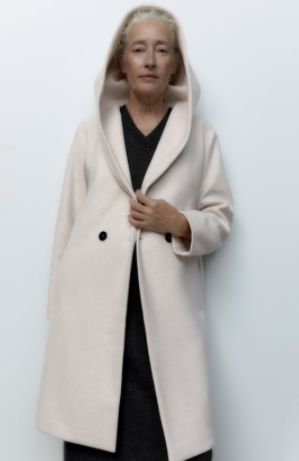 El abrigo con capucha y cinturón de Zara que se convertirá en tu fetiche 1 Vida.es moda