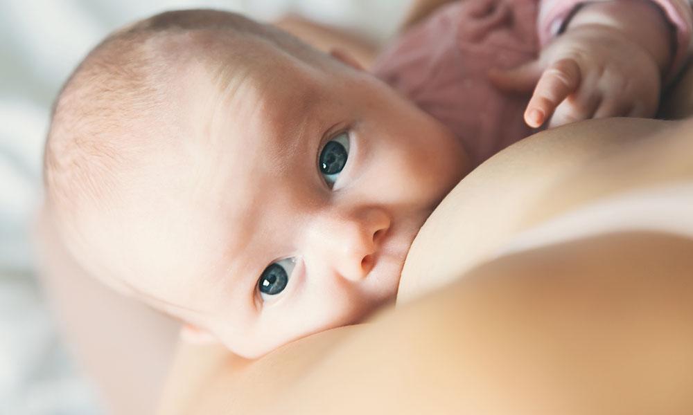 ¿Cuánto deben beber los recién nacidos y los bebés?