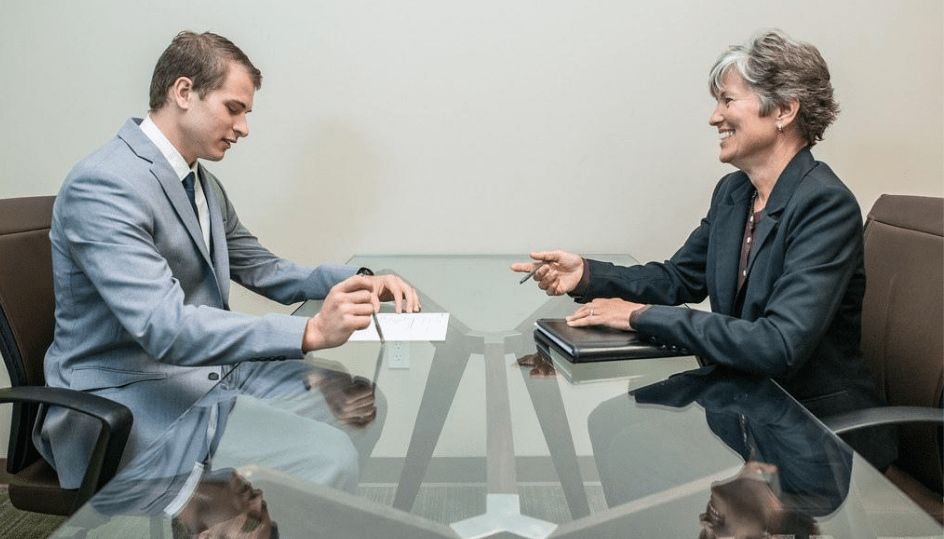 Los trucos para destacar en una entrevista de trabajo 1 Vida.es Una buena preparación es la mitad de la batalla