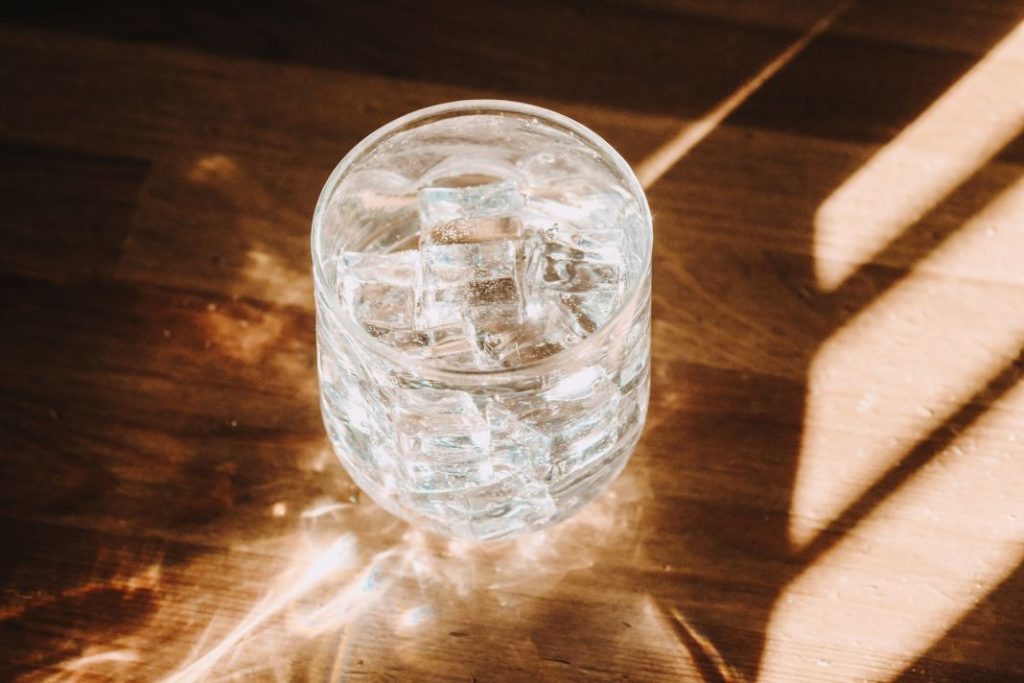Por qué no deberías comerte el hielo de las bebidas 1 Vida.es salud
