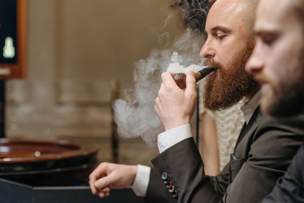 Tabaco: Esto es lo que pasa si estás cerca de una persona que fuma 1 Vida.es Tabaco Esto es lo que pasa si estás cerca de una persona que fuma
