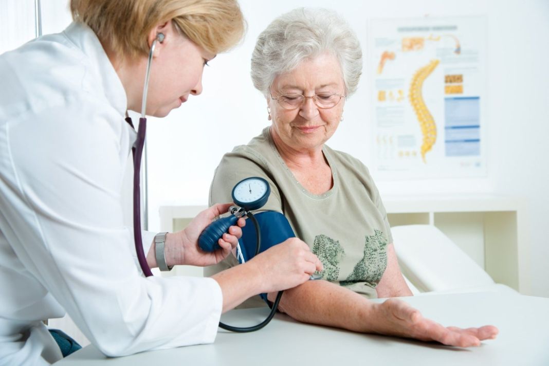 ¿Qué monitores de presión arterial son mejores para las personas mayores?
