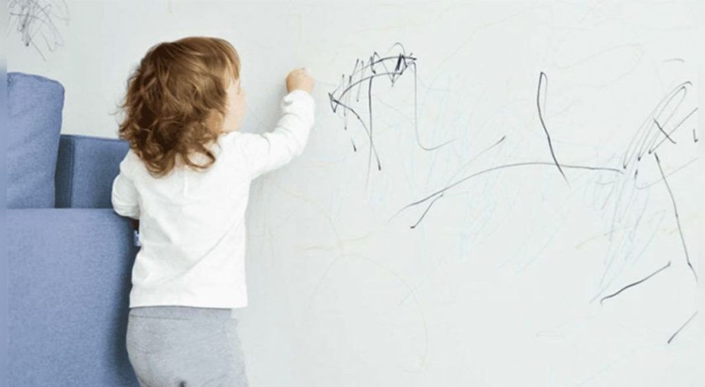 El truco para limpiar las paredes blancas si tus hijos las han pintado
