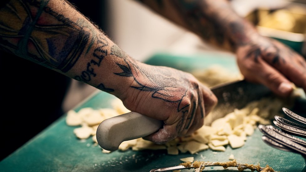 ¿Cómo afecta la comida a los tatuajes?