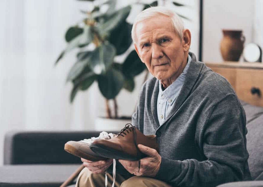 ¿Cómo no deberían ser los zapatos para personas mayores?