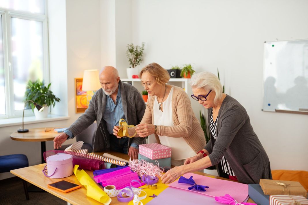 Organizando las manualidades con personas mayores