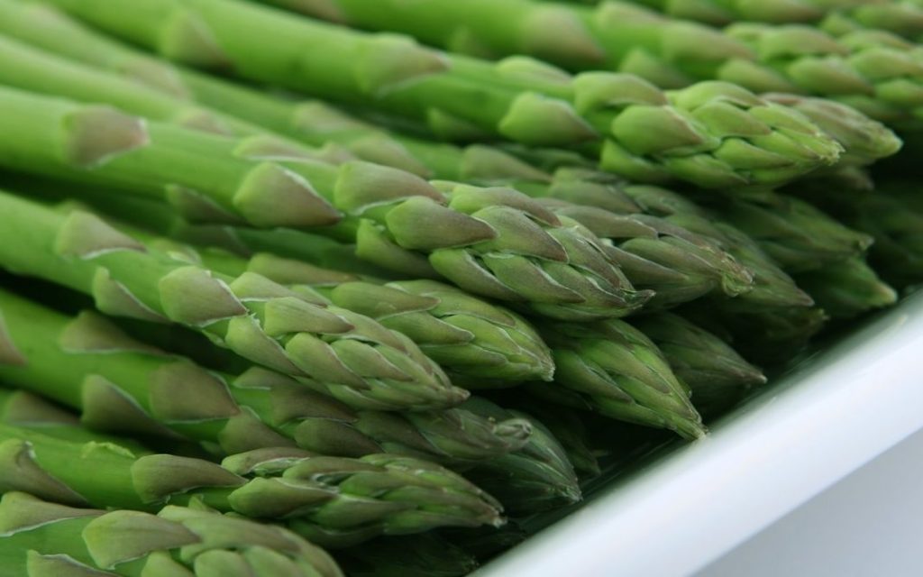 10 recetas con espárragos para evitar la retención de líquidos 1 Vida.es Rollitos de panceta de cerdo con espárragos