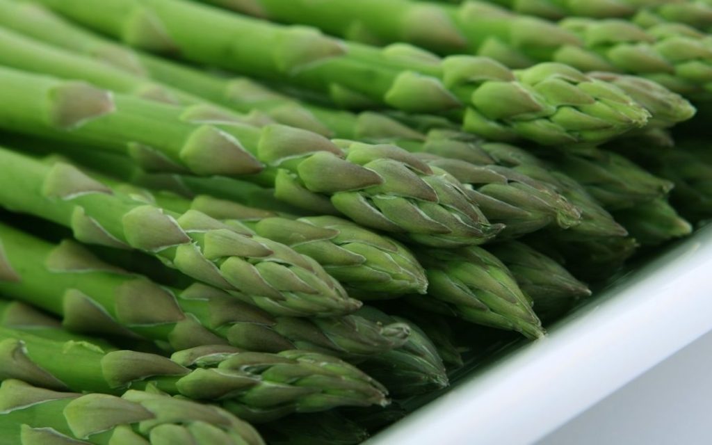 Rollitos de panceta de cerdo con espárragos