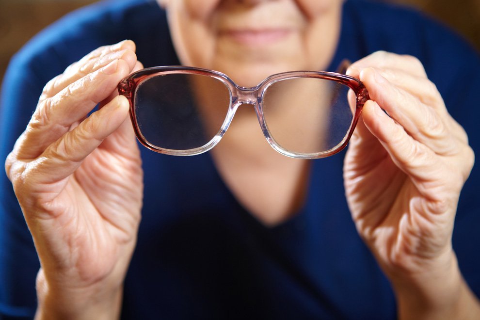 Los problemas de visión que tienen las personas mayores 1 Vida.es La vista de casi todas las personas se deteriora gradualmente a medida que envejecen