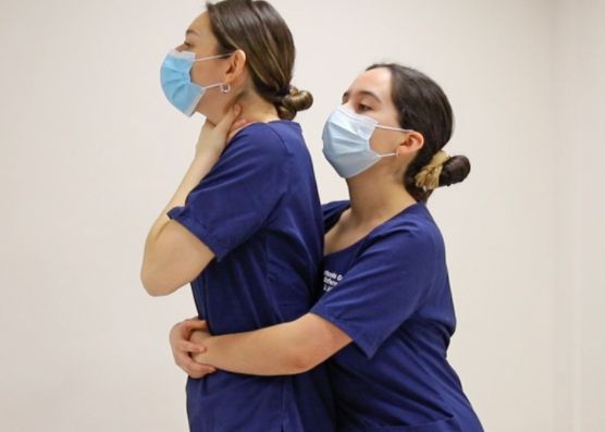 Maniobra de Heimlich: así puedes hacerla para salvarle la vida a otro 1 Vida.es Maniobra de Heimlich: así puedes hacerla para salvarle la vida a otro
