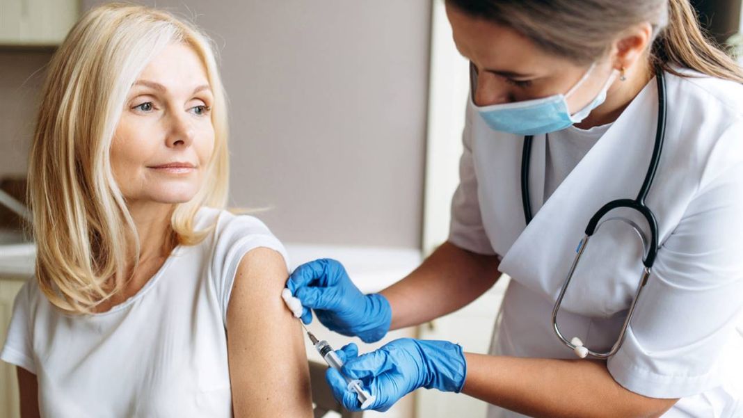 Vacunas que debes ponerte si tienes más de 60 años 1 Vida.es Vacunación a partir de los 60: ¿por qué tiene sentido?