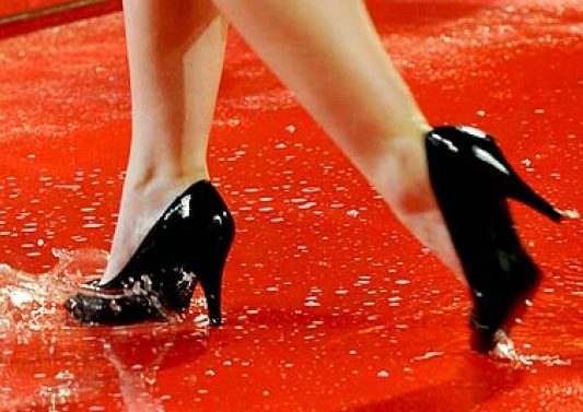 Así puedes lucir tacones los días de lluvia sin riesgo de resbalar 1 Vida.es Evita charcos y baches