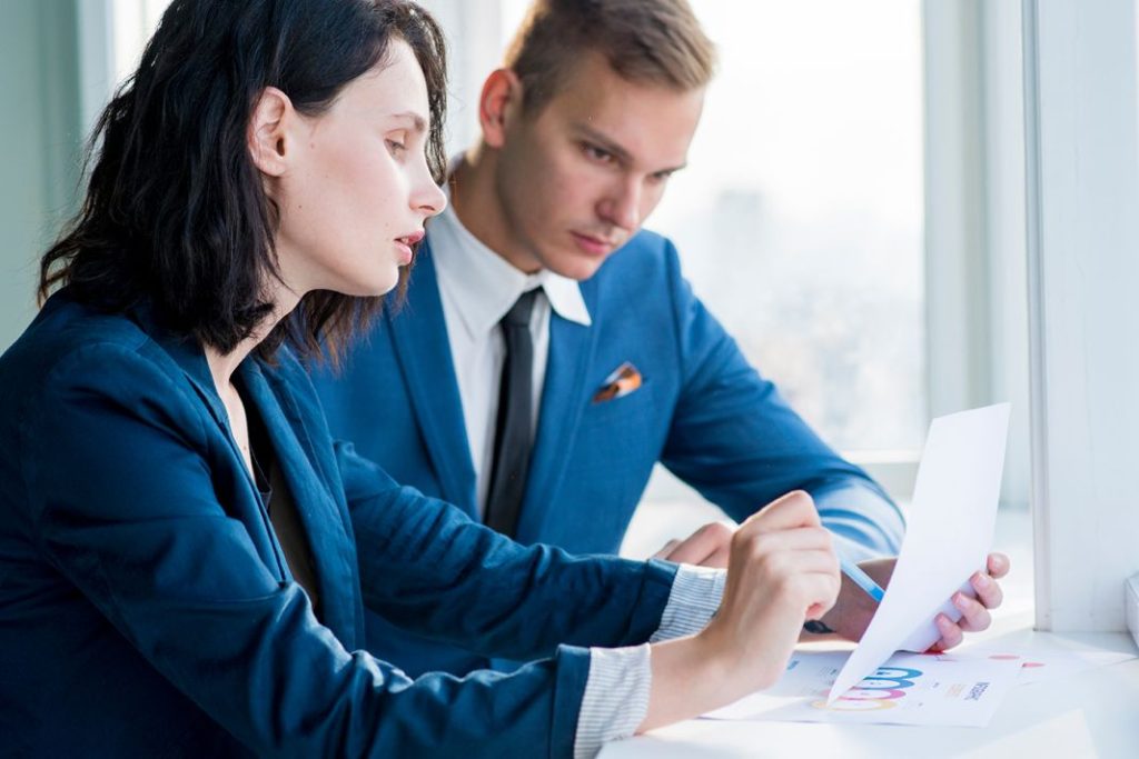 Cómo saber si gustas a un compañero de trabajo 1 Vida.es Habla mucho de su vida privada