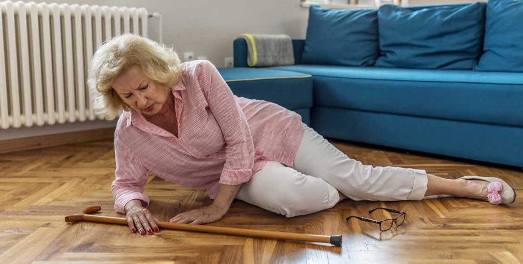 Consejos para evitar caídas en casa de las personas mayores 1 Vida.es Factores externos que influyen en las caídas en casa