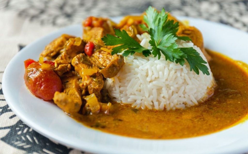 Cocina fácil de curry con una mezcla de especias
