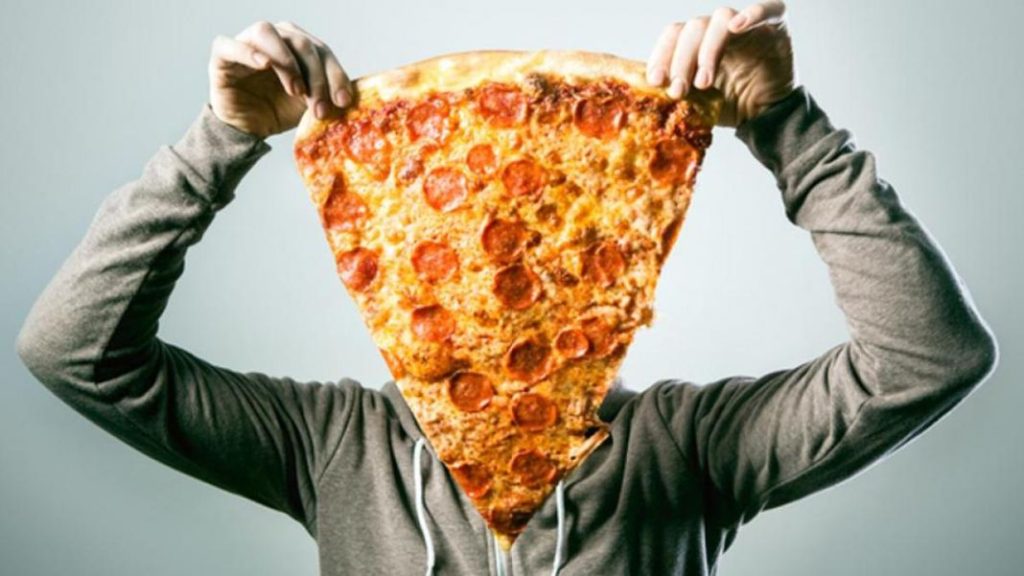 ¿Qué le sucede realmente al cuerpo cuando comes demasiada pizza?