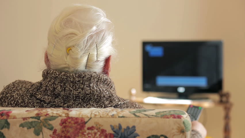 Trucos para que la gente mayor puede escuchar la tele sin volver locos a los vecinos 1 Vida.es Mejores auriculares para que la gente mayor pueda escuchar la tele
