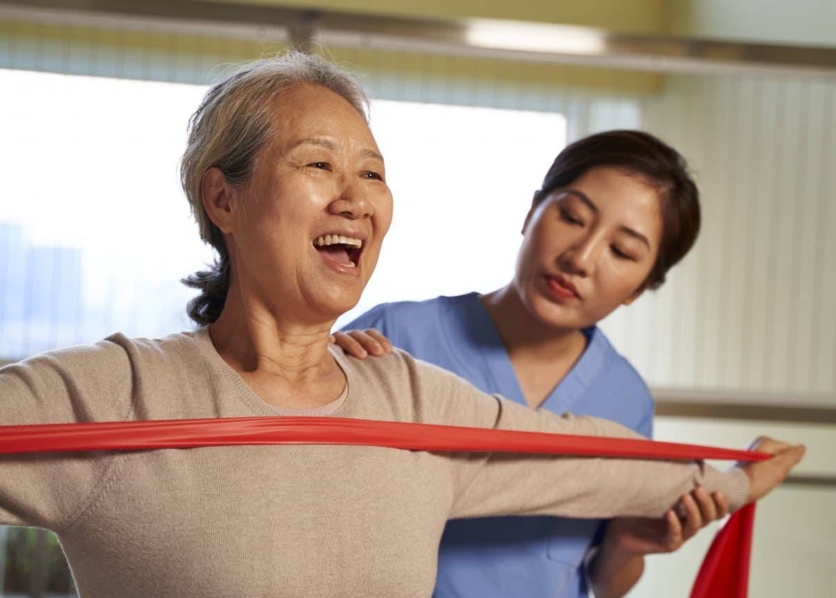 Bandas de resistencia para mejorar la salud de los adultos mayores